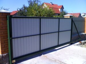 Откатные ворота вид сзади